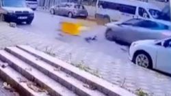 Maltepe'de motosiklet ile otomobilin çarpışma anı kamerada