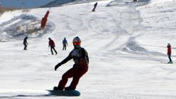 Palandöken'de yapay karla kayak keyfi
