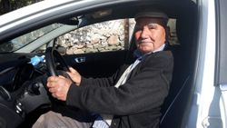 Balıkesir'de vatandaş, 75 yaşında ehliyet sahibi oldu