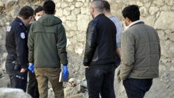 Karaman'da yıkılan binanın altından kafatası çıktı