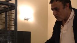 Mahmut Tuncer papağanı ile halay çekti