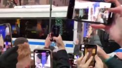 New York'ta Noel ağacını görüntülemek için sosyal mesafeyi hiçe saydılar
