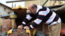 Bilecikli esnaf 1959 model traktörünü hayranlıkla kullanıyor