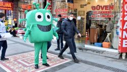 Malatya'da koronavirüs kostümüyle uyarı