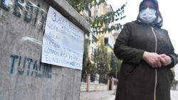 Malatya'da yanlışlıkla çöpe attığı altınlarını arıyor