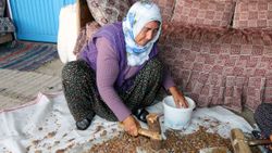 Adanalı anne, andız pekmeziyle 2 çocuk okuttu