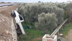 Bursa'da kaza sonrası terk edilen kamyonet dik olarak bulundu