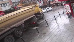Üsküdar'da kaza yapan kamyonun yakıt deposu delindi