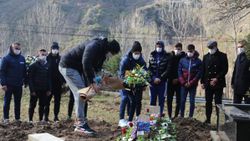 Trabzonsporlu futbolcular Özkan Sümer'in mezarını ziyaret etti