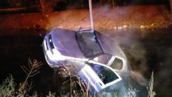 Kahramanmaraş'ta nehre düşen otomobilden son anda kurtuldu