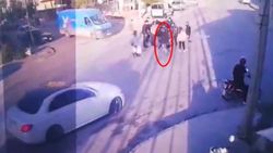Denizli'de kaza yapan kuryenin telefonunu çaldı