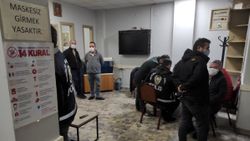 Beyoğlu'nda kahvehaneye polis baskını kamerada