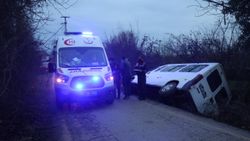 Düzce'de işçi taşıyan minibüs devrildi: 9 yaralı