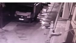 Adana'da fark edilen hırsızlar, polise ateş açtı