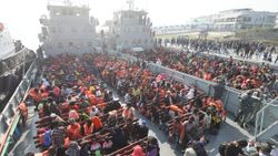Bangladeş, Arakanlı Müslümanları ıssız adaya gönderiyor