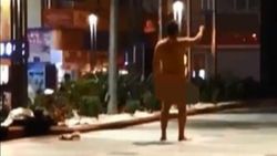 Aydın'da alkollü adam belediye binasına giremeyince çırılçıplak soyundu