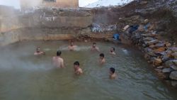 Bitlis'te eksi 15 derecede kaplıcaya girdiler