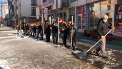Kars’ın buz timleri gün boyu çalışıyor