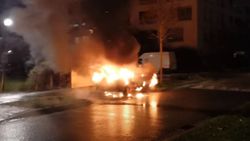Fransa'da yılbaşı gecesi otomobiller ateşe verildi