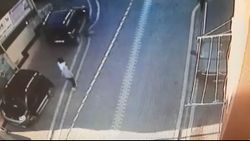 Esenyurt'ta 11 yaşındaki çocuğa kapkaç kamerada