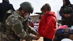 Mehmetçik, Barış Pınarı bölgesinde gıda ve kıyafet yardımı yaptı