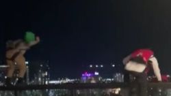 ABD'de iki kişi 25. kattan aşağı paraşütle atladı