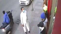 Şişli'de giyim mağazasını soyan yabancılar kamerada