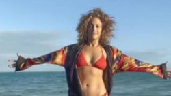 Jennifer Lopez kırmızı bikinisiyle poz verdi