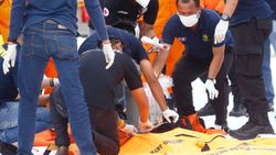 Endonezya'da uçak kazasındaki ceset parçalarına DNA testi yapılacak