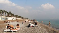 Konyaaltı sahili turistlere kaldı