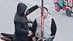 Direk yalayan Çinli gencin sonu kamerada