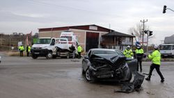Uşak'ta ambulans ile otomobil çarpıştı