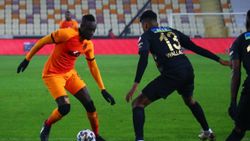 Emre Kılınç'a sinirlenen Diagne direğe kafa attı