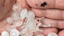 Alanya'da dolu yağışı görüldü