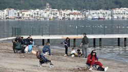 Marmaris'te güneşli havayı görenler, sahile çıktı