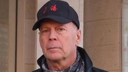 Maskesiz Bruce Willis eczaneden çıkarıldı