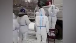Çin'de koronavirüse karşı önlem için tır şoförünün kapısını mühürlediler