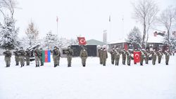 Azerbaycan askerleri 'Kış Tatbikatı' için Kars'ta
