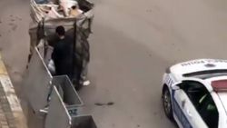 Antalya'da polisler, kumanyalarını kağıt toplayıcısına verdi