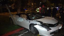 Antalya'da yoldan çıkıp ağaca çarpan Ferrari, hurdaya döndü