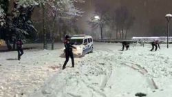 Sakarya'da polis ekipleri karın keyfini çıkardı