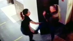 Rusya’da garsonu darbeden sarhoş adam kamerada