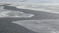 Çıldır Gölü'nde buzlar eridi