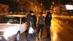 Aksaray'da kısıtlamayı delen amca yeğen maskesiz yakalandı