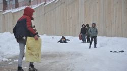 Hakkari'de poşet ve tepsiyle kızak keyfi
