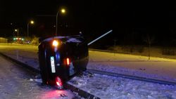Sinop’ta otomobil aydınlatma direğine çarptı