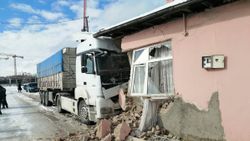 Elazığ'da eve çarpan tır sürücüsü yaralandı