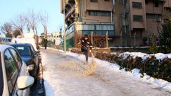 Şişli'de tuzlanmayan kaldırımdan geçenler, yere düştü