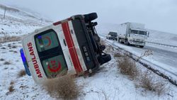 Van'da ambulans buzlanan yolda devrildi