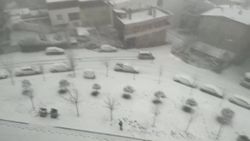 Bursa'da aracın evin bahçesine uçma anı